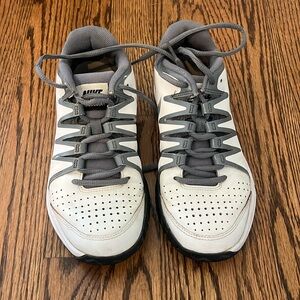 Size 7 Nike vapor court tennis shoes